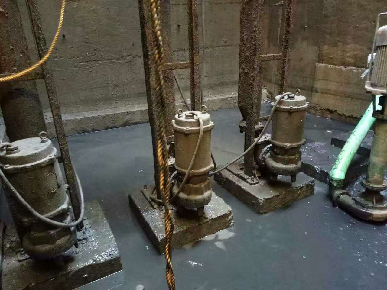 城口污水池清理